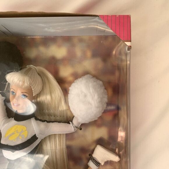University Barbie Iowa Hawkeyes Special Edition 1996 NEW Mattel 20367 - Picture 3 of 12